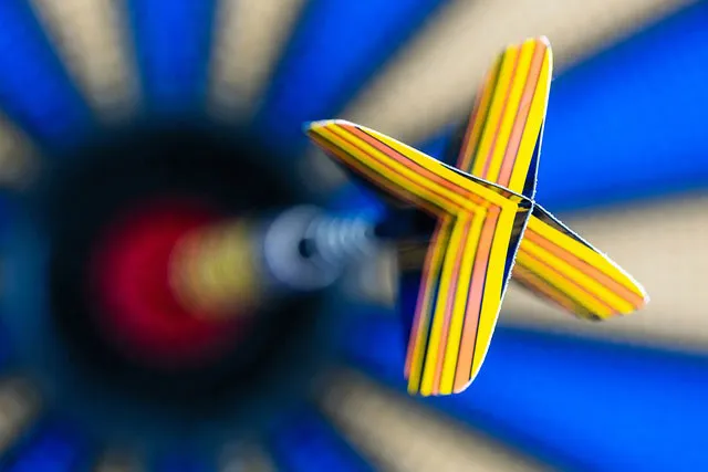 Dartpfeil trifft die Mitte der Scheibe — Zielgruppenanalyse